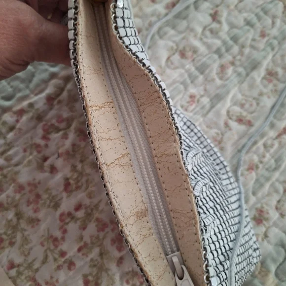 Chic  Vintage White Metal Mesh Pattern Purse - Picture 5 of 16